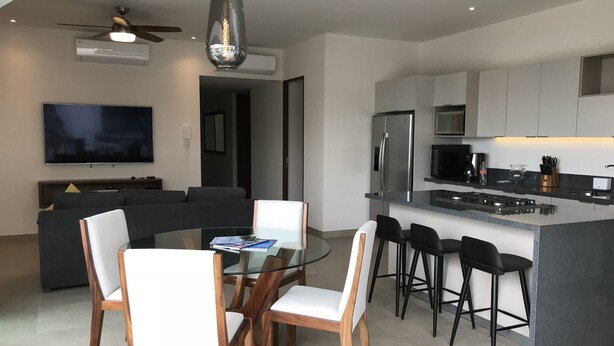 Luxury-Apartment, 1 King-Bett, Nichtraucher, Stadtblick | Essbereich im Zimmer
