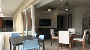 Luxury-Apartment, 1 King-Bett, Nichtraucher, Stadtblick | Balkon