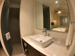 Condo luxueux, 1 très grand lit, non-fumeur, vue sur la ville | Lavabo de la salle de bain