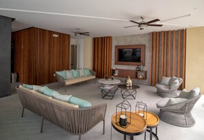 奢华公寓式客房, 1 张特大床, 无烟房, 城市景观 | 起居区 | 智能电视