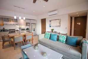 Bloc d'apartaments de luxe, 1 llit de matrimoni gran, no fumadors, vistes a la ciutat | Sala d'estar | Televisor intel·ligent 