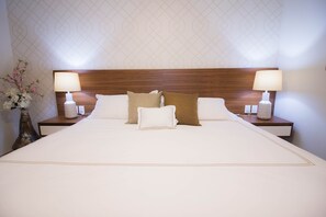 Bloc d'apartaments de luxe, 1 llit de matrimoni gran, no fumadors, vistes a la ciutat | 1 dormitori, caixa forta a l'habitació i planxa i posts de planxar 