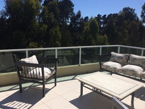 Perhehuoneisto, 4 makuuhuonetta, oma kylpyhuone, näköala golfkentälle | Parveke