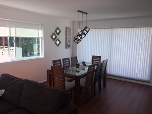 Perhehuoneisto, 4 makuuhuonetta, oma kylpyhuone, näköala golfkentälle | Ruokailu omassa huoneessa