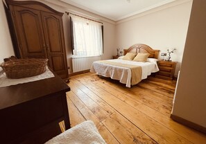Twin Room, 2 Single Beds | 4 bedrooms, premium bedding, individually decorated - Casa Rural Hormilla (Hormilla)