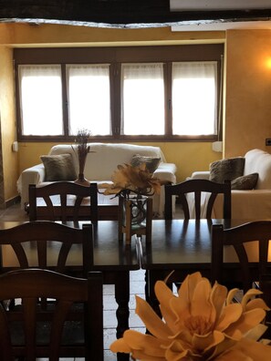 منزل - ٤ غرف نوم | 4 عدّة غرف نوم وأغطية فراش متميزة وبديكورات فريدة لكل غرفة