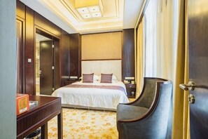 A hotel room with a bed, bedside tables, a desk, and a chair. - Jindaoxia Liangjiang Holiday Hotel (Chongqing)