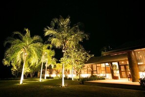 Fachada del alojamiento - Noche
