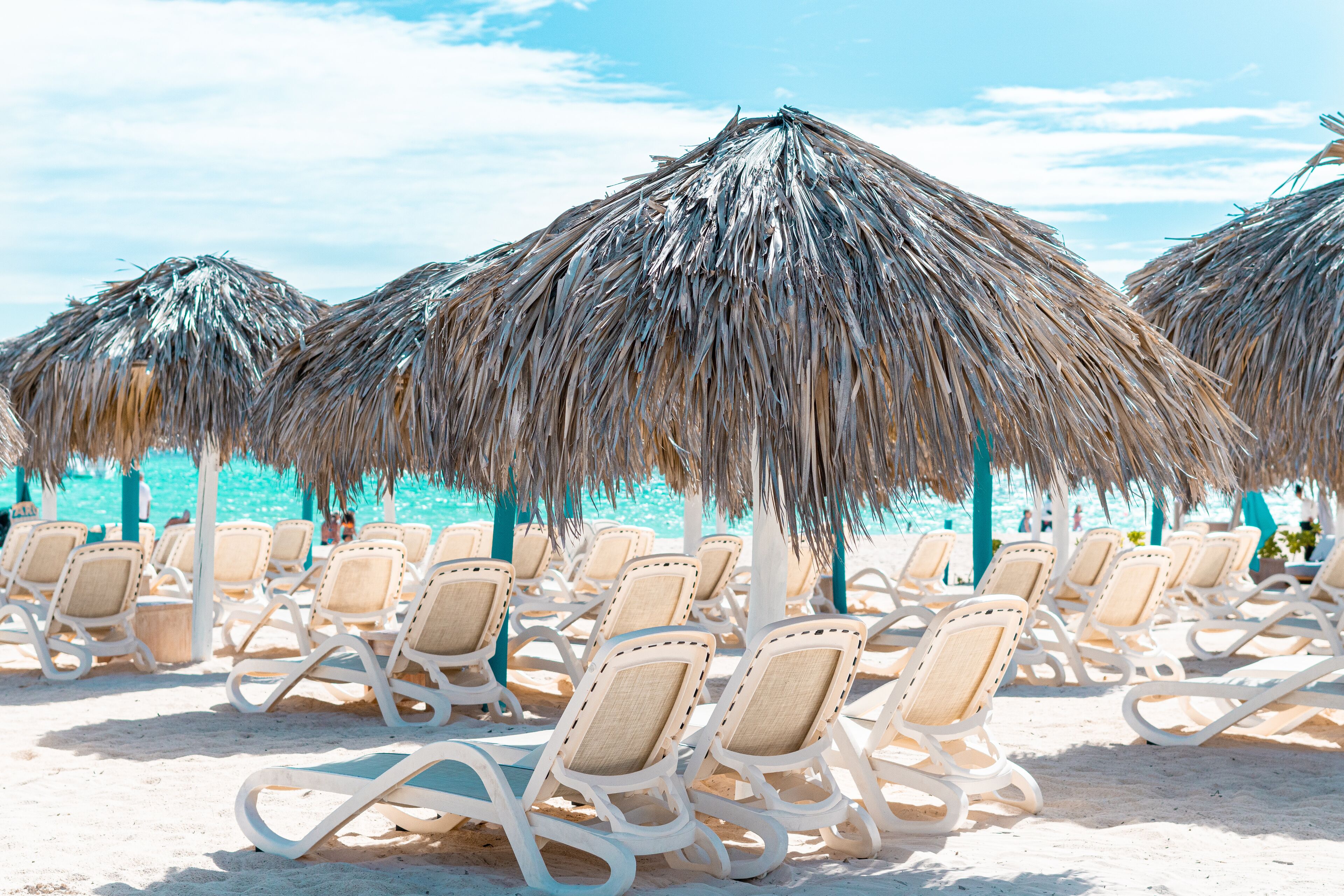 Plage, chaises longues, serviettes de plage