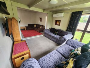 Televisio, DVD-soitin, kirjoja, stereot