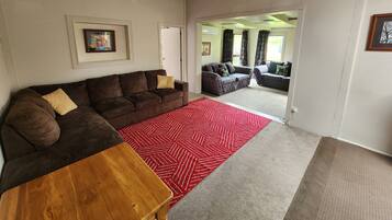 Télévision, lecteur de DVD, livres, chaßne hi-fi