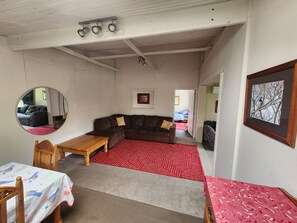 Televisio, DVD-soitin, kirjoja, stereot