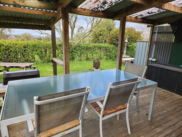 Outdoor dining - Warm calm peaceful Farmstay Rotorua with Wi-Fi (but kids don't need to know!) (Ngongotaha)