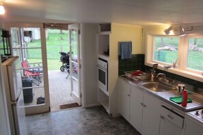 Fridge, microwave, oven, stovetop - Warm calm peaceful Farmstay Rotorua with Wi-Fi (but kids don't need to know!) (Ngongotaha)