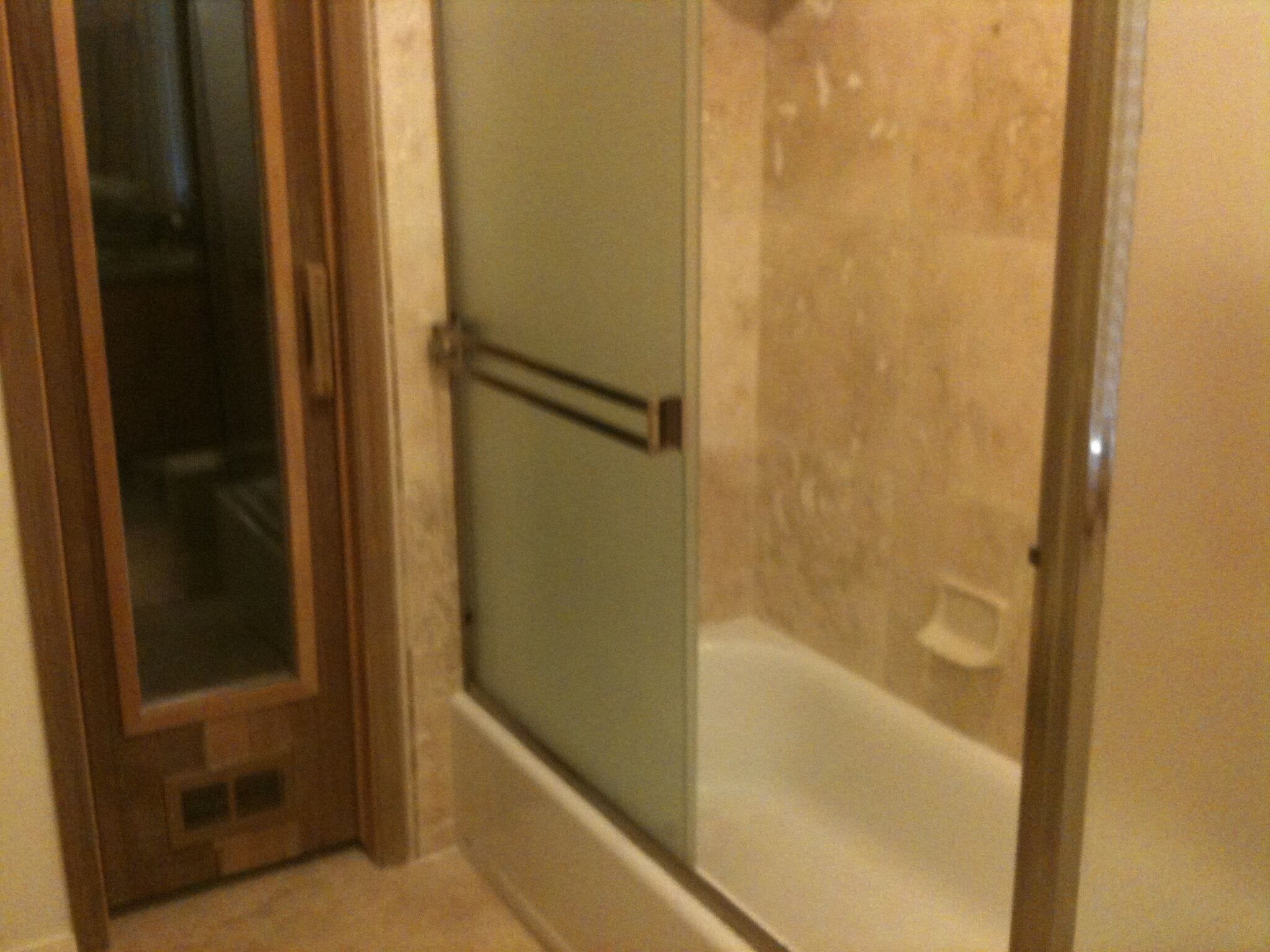 Ensemble douche/baignoire, sèche-cheveux, serviettes fournies, savon
