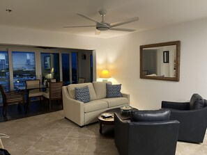 Een televisie, een dvd-speler, een filmbibliotheek en een stereo