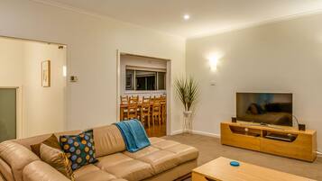 Télévision, console de jeux vidéo, livres