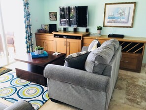 Smart-TV, DVD-Player, Bücher, Musikbibliothek