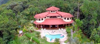 Tucani, montagne e cascate!  Jungle Villa con personale completo. 