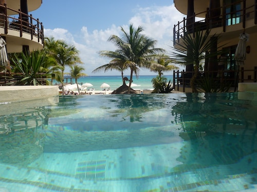 Beachfront Condo with Ocean Views, Washer/dryer, 2 pools