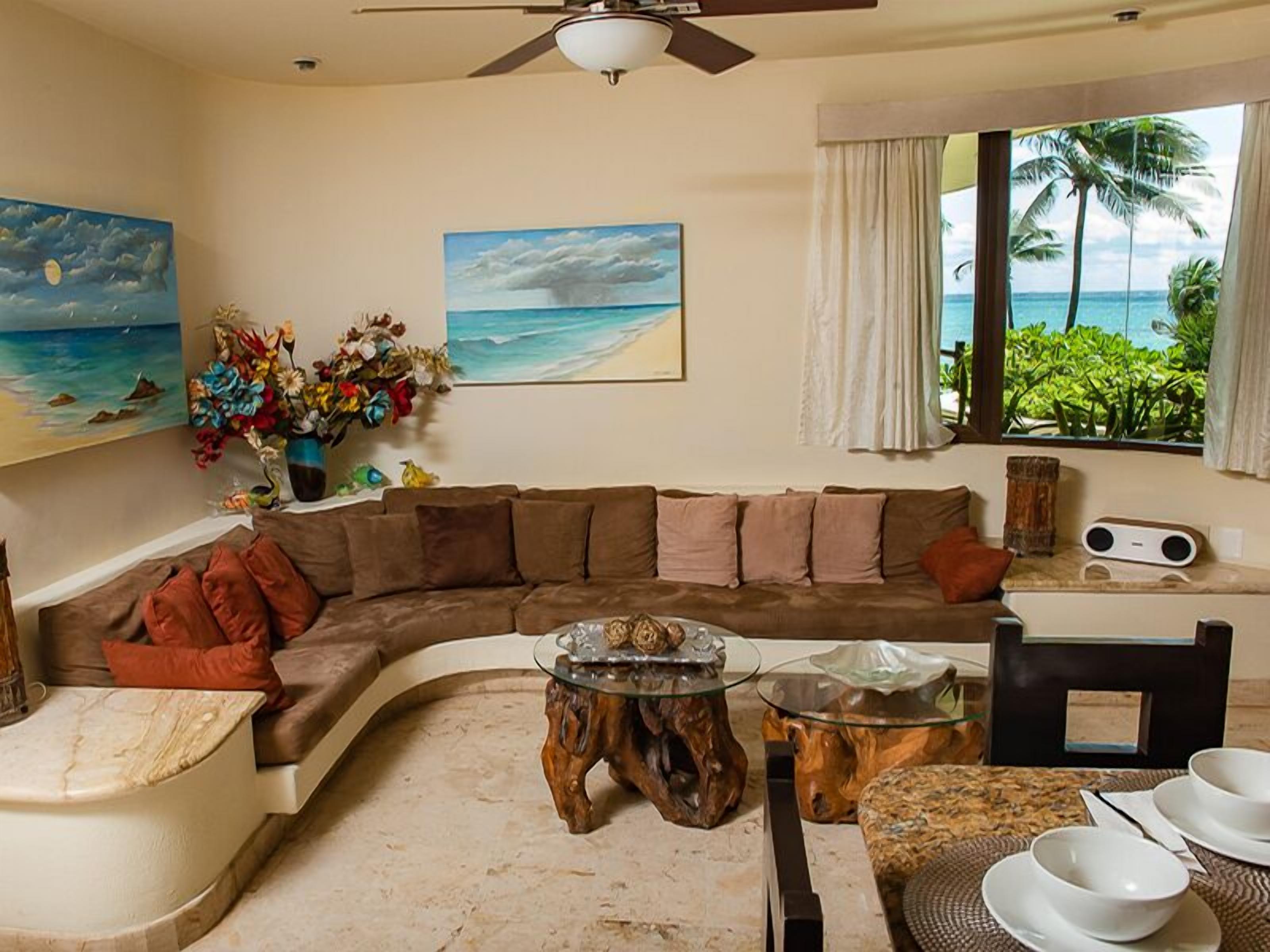 Smart-tv, dvd-spelare, böcker och ett musikbibliotek