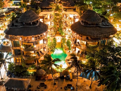 Beachfront Condo with Ocean Views, Washer/dryer, 2 pools