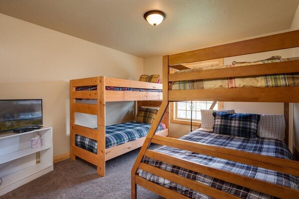 4 bedrooms, internet, bed sheets