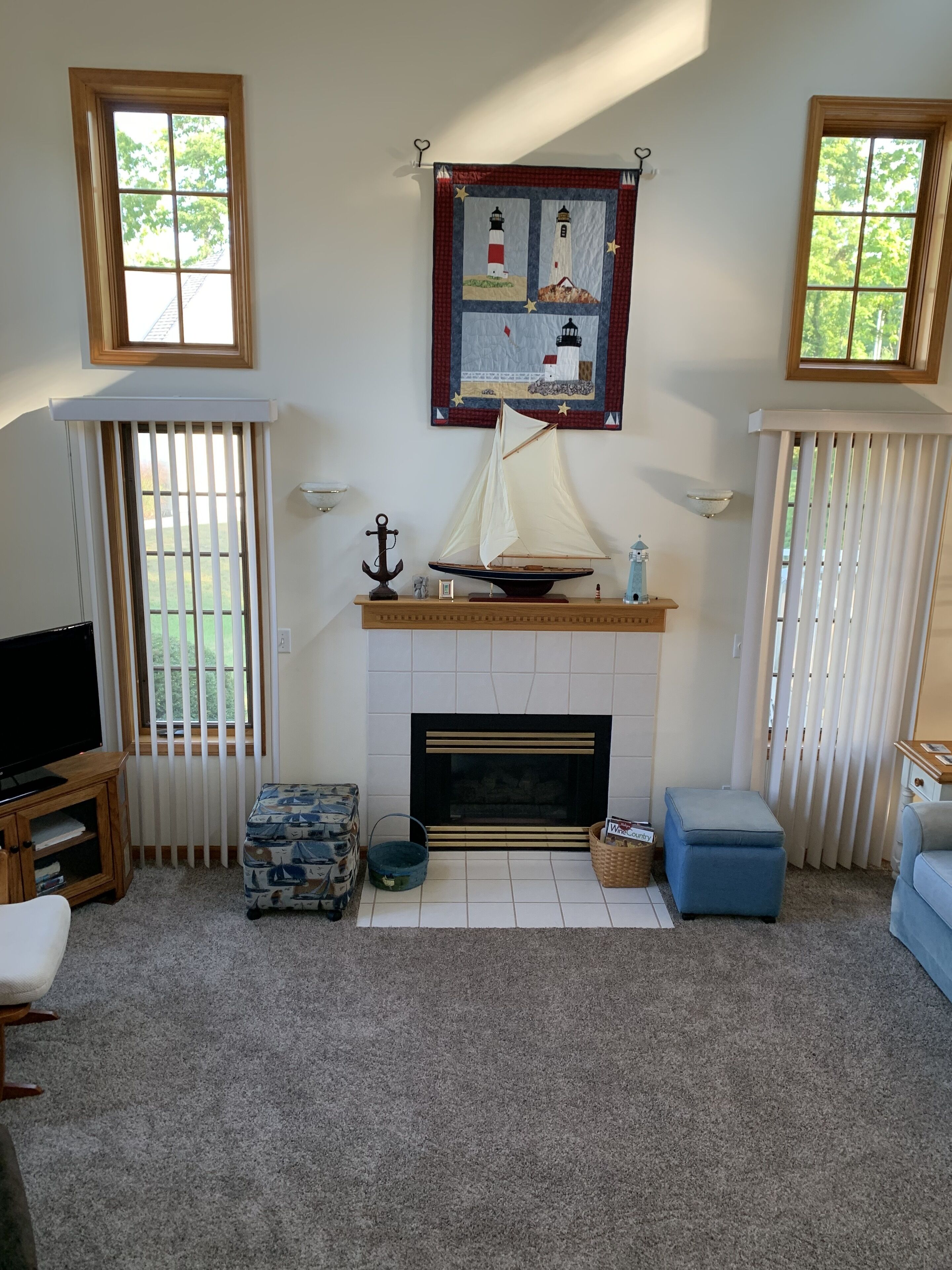Smart TV, fireplace, DVD player, stereo