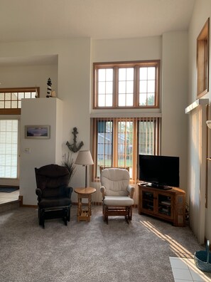 Smart TV, fireplace, DVD player, stereo