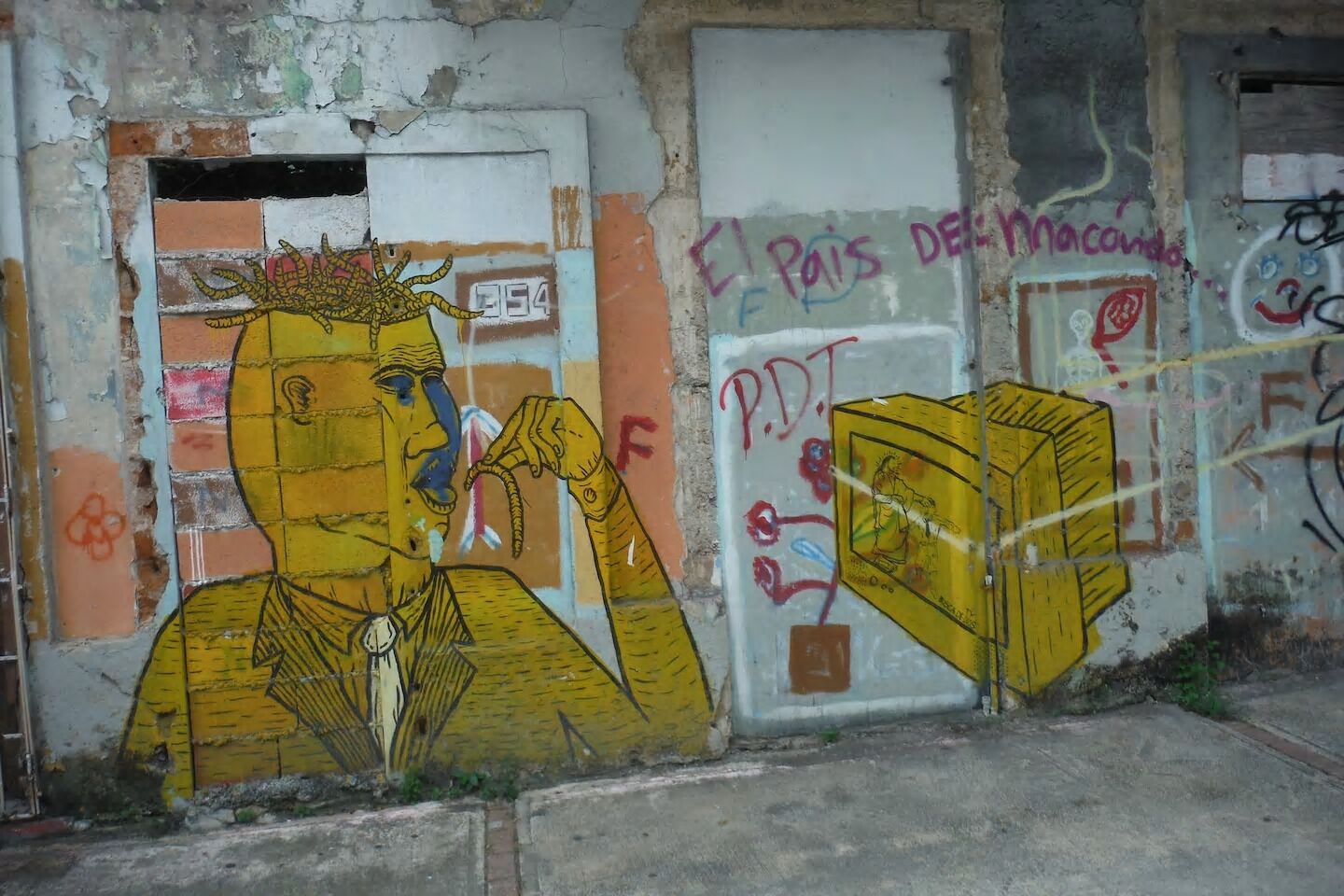 Un mur couvert de graffitis et une porte portant le numéro 354.