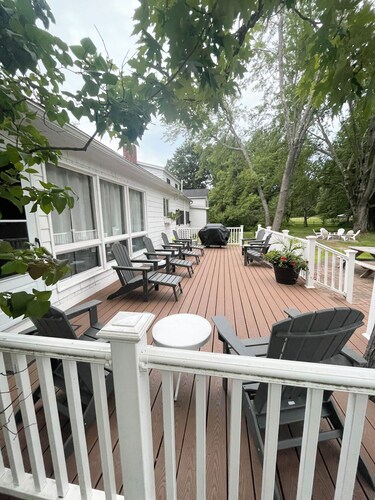 Maple View House, 3 takkaa, sauna, pelihuone, 4 olohuonetta, 4 televisiota, grilli