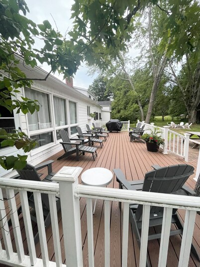 Maple View House, 3 fireplaces, sauna, game room, 4 living rooms, 4 TVs, grill