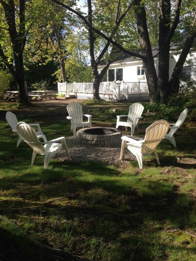 Maple View House, 3 fireplaces, sauna, game room, 4 living rooms, 4 TVs, grill