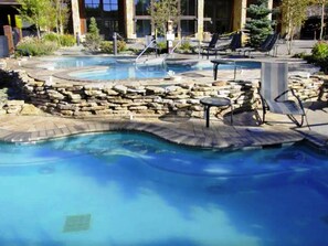 Een verwarmd zwembad