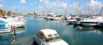Villa de luxe avec une touche classique. À quelques minutes de la plage et du centre de Larnaca.