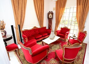 Smart TV, video games, DVD player, books - Luxury Villa with a Classic Touch. Few minutes away from Larnaca Beach & Centre. (Larnaca)