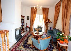 Smart TV, video games, DVD player, books - Luxury Villa with a Classic Touch. Few minutes away from Larnaca Beach & Centre. (Larnaca)