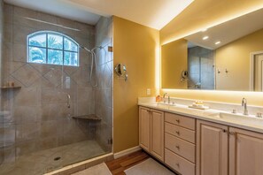 Combined shower/bathtub, hair dryer, towels, soap - Private Pool • Lakefront Briarwood Home • 10 Min to Naples Beaches (Naples)