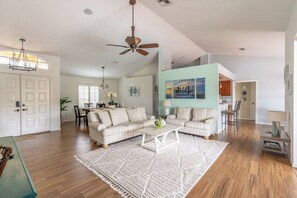 Smart TV, books, stereo, computer monitors - Private Pool • Lakefront Briarwood Home • 10 Min to Naples Beaches (Naples)