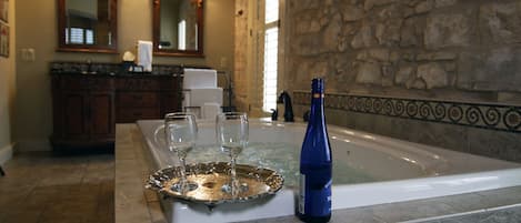 Douche, baignoire à jets, sèche-cheveux, serviettes fournies