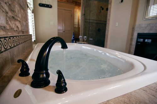 Legacy Suite on Main St in central downtown, jacuzzi tub, ask about Wine Tours!!