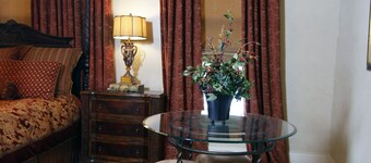 Legacy Suite on Main St in central downtown, jacuzzi tub, ask about Wine Tours!!