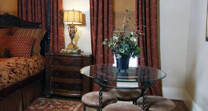 Legacy Suite on Main (keskusta / viinitarhoja)