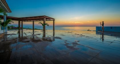 DISCOUNTS!! Walk 2 BEACH. THEATER
5 Bedrooms/7 Bath. Heated Pool-Jacuzzi