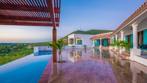 Outdoor pool, a heated pool - DISCOUNTS!! Walk 2 BEACH. THEATER
5 Bedrooms/7 Bath. Heated Pool-Jacuzzi (Los Barriles)