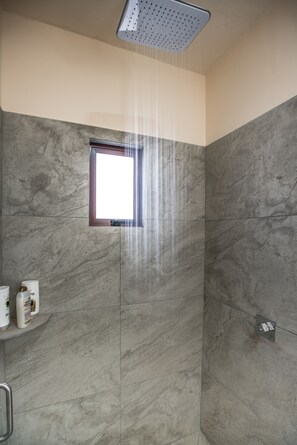 Ensemble baignoire-douche, douche cascade, séchoir à cheveux