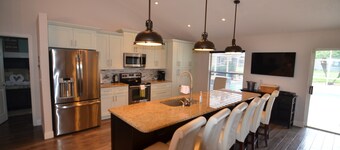  3 BR VILLA. Large pool.  Hot tub.  25 min to Disney. 2 King Size Beds, 1 queen