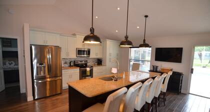 3 BR VILLA. Large pool. Hot tub. 25 min to Disney. 2 King Size Beds, 1 queen