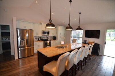  3 BR VILLA. Large pool.  Hot tub.  25 min to Disney. 2 King Size Beds, 1 queen