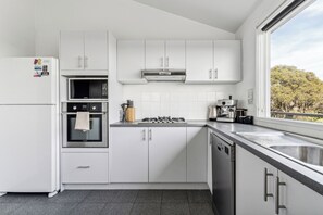 Fridge, microwave, oven, stovetop - 270 Degrees - Amazing views, open fire. Family and dog friendly.  (Rye)